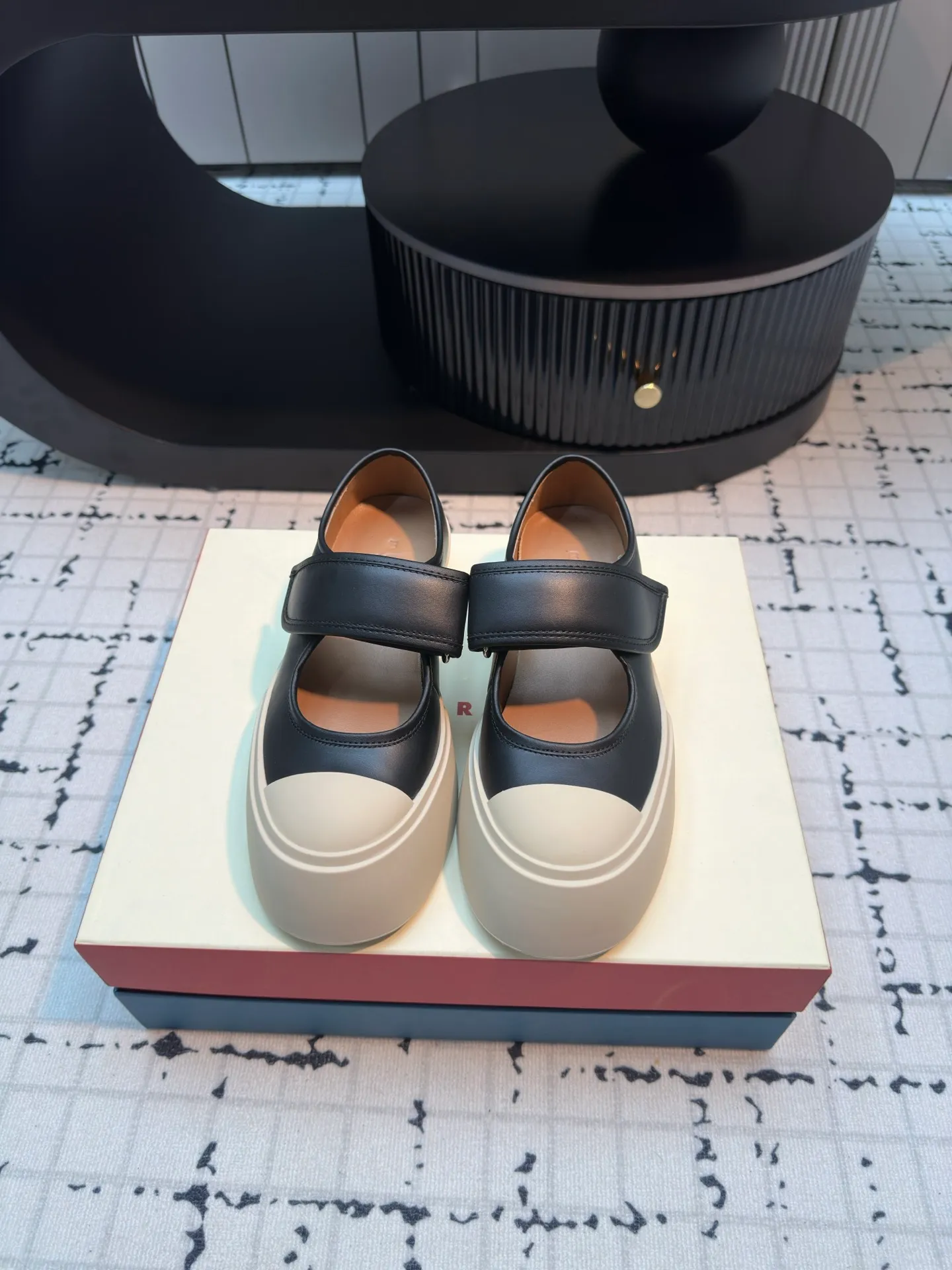 👟👟Ex-factory price 480👟👟 Women's shoes, women's clothing, lace-up big-toe shoes, the cutest baby shoes in history, this year's new colors are really beautiful, very fresh, and not bulky at all! A brand from an independent Italian designer, it has now become a famous brand in the international fashion industry. Since its establishment in 1994, the brand has expanded from women's clothing to men's clothing, bags, jewelry and glasses, and its product content is extremely rich! Marni's designs are not only bold in color and innovative in tailoring, but also very proud of its pure Italian origins. Not only are all its finished products produced in Italy, but they are also not authorized to operate, and the brands are all controlled by family members.  Upper: imported calfskin, lining/feet: cowhide laminated to high-density elastic latex, sole: rubber outsole, 4cm thick sole to lengthen legs, code number: 35/40 (40 is custom-made, non-refundable, non-exchangeable)
